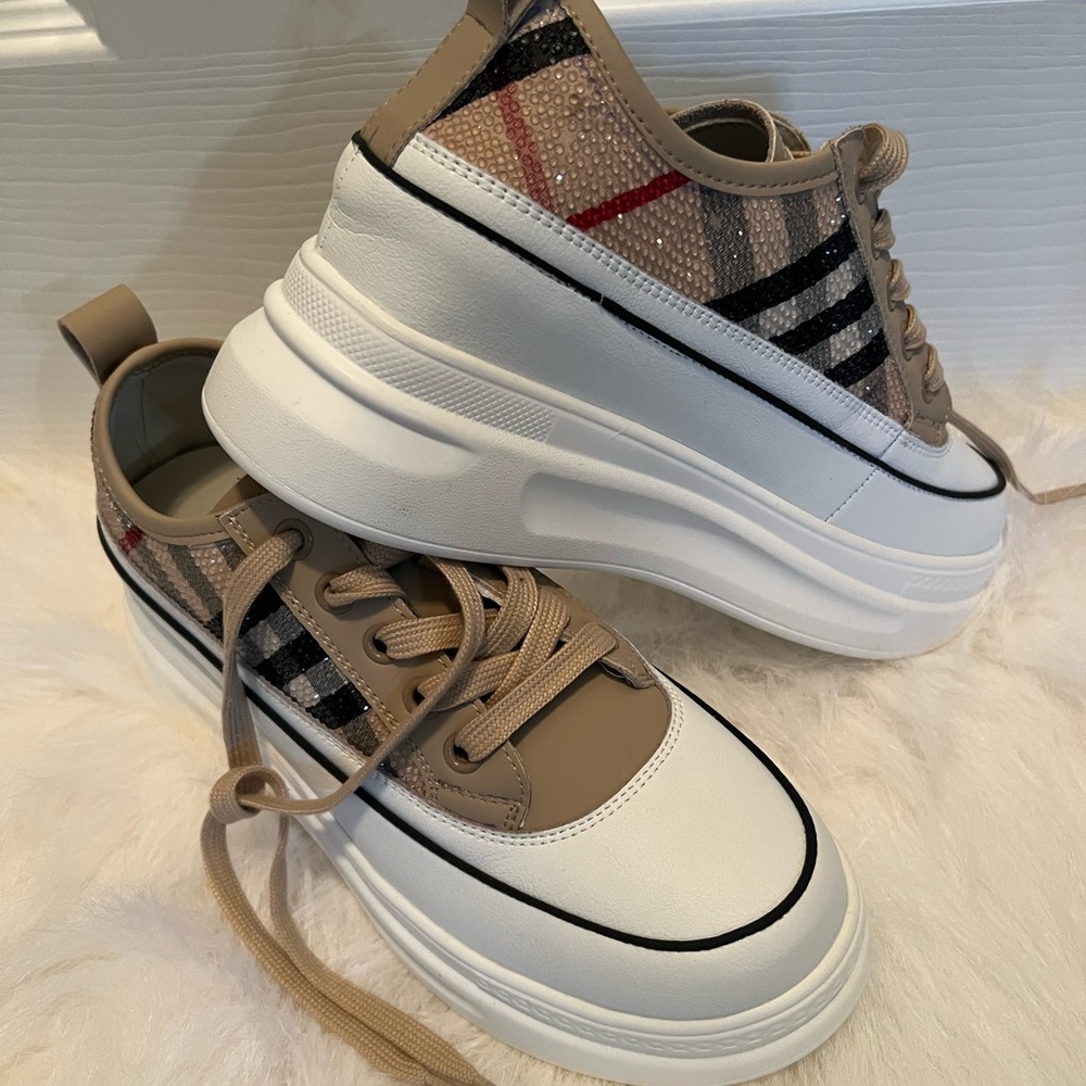 Stylish Women's Sneakers in Tan and White
